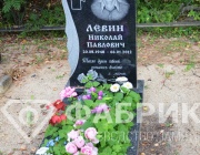 надпись на надгробии на кладбище 
